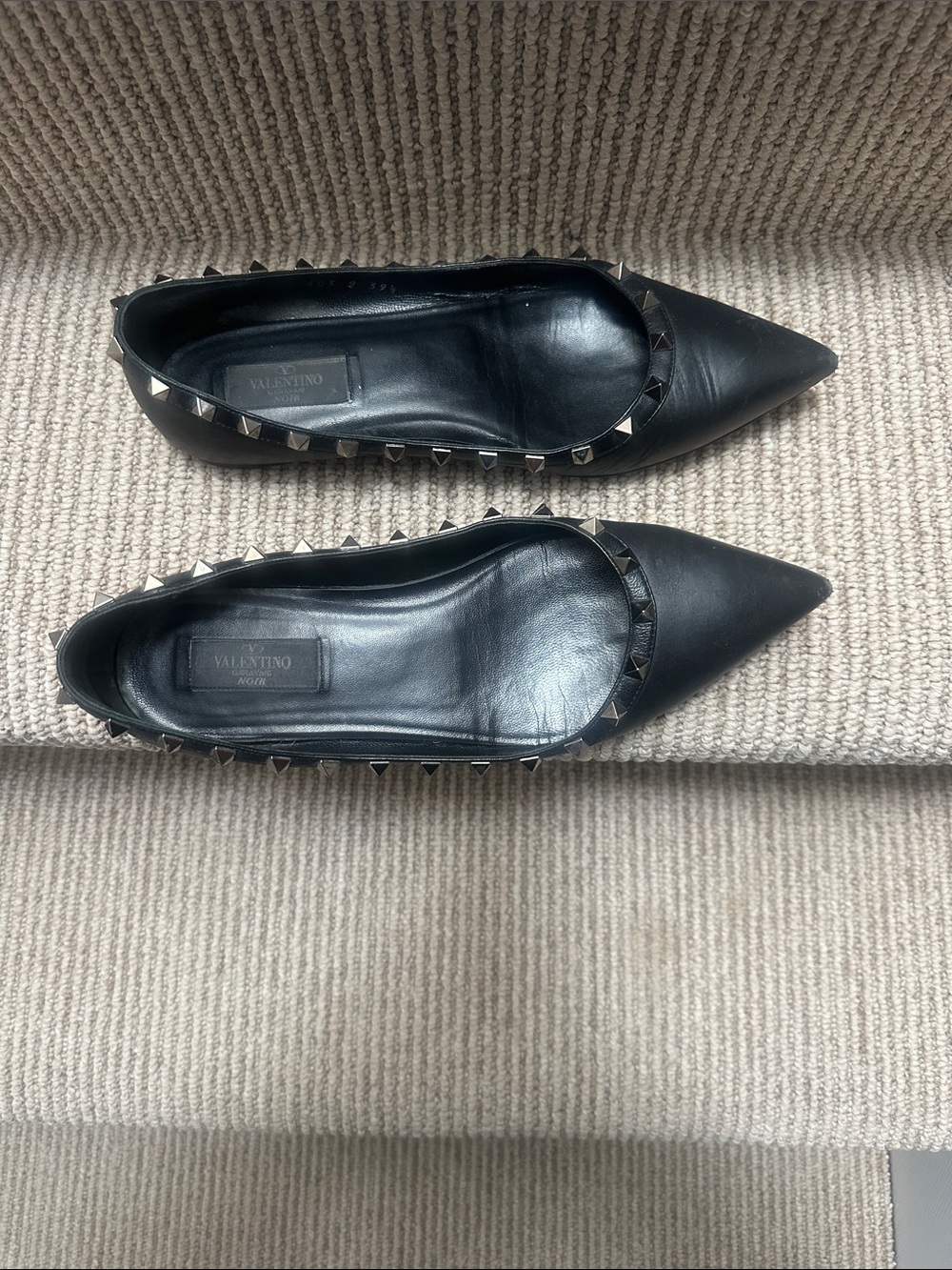 Valentino Garavani Black Pointed Rockstud Leather Flats - Picture 2 of 11